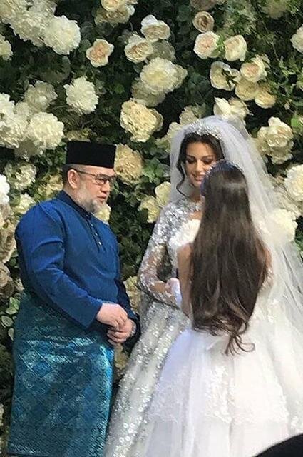 Rus model kraldan ayrılmasından danışdı - FOTOLAR