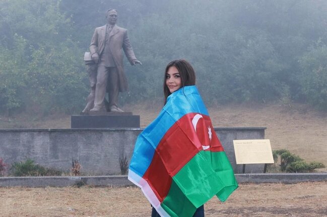 Van Dammın gəlini Amerika bayrağı ilə Şuşada