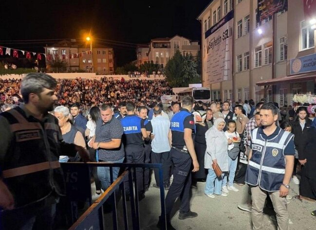 Türkiyəli müğənninin konsertində atışma, yaralılar var - VİDEO