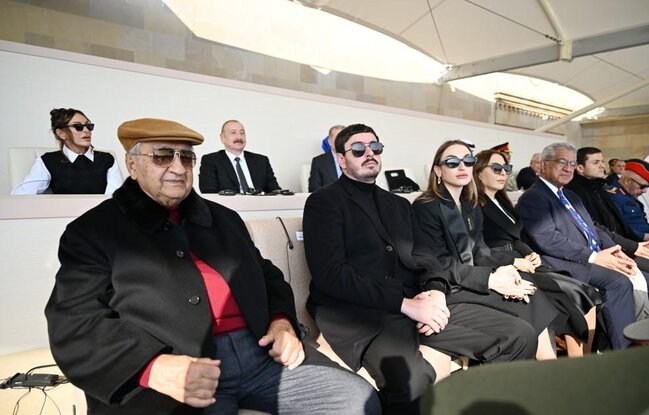 Prezidentlə ailəsinin paraddan YENİ FOTOLARI