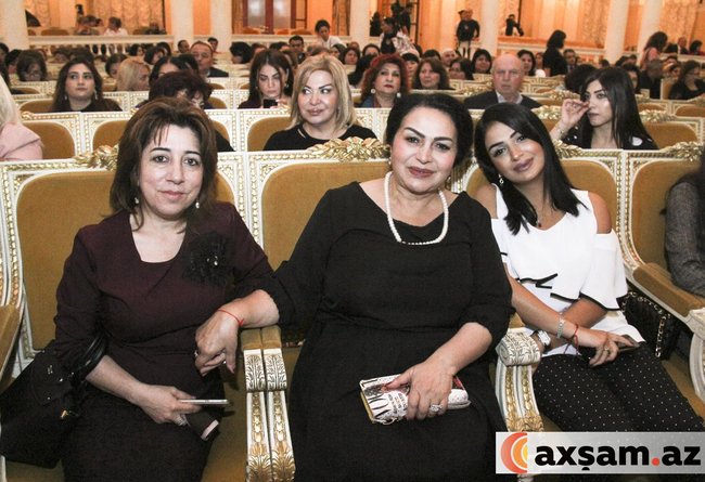 Əməkdar artistin hicablı qızı başını açdı - Foto