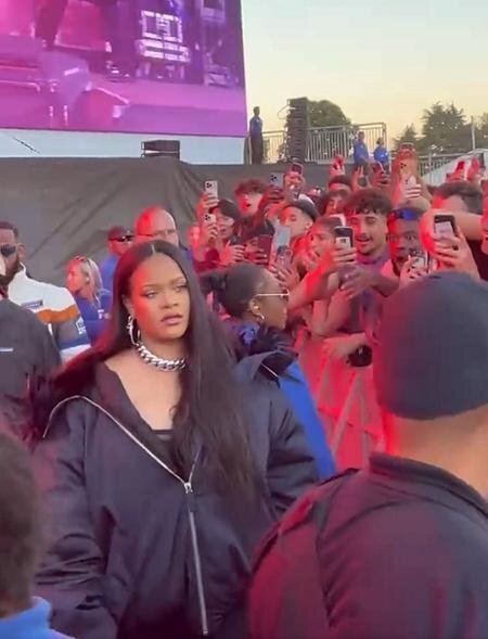 Rihanna ana olandan sonra ilk dəfə - Fotolar