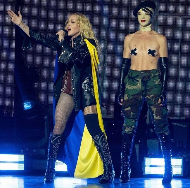 Madonna səhnəyə Ukrayna bayrağı ilə çıxdı - Fotolar