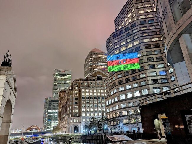 Britaniyada binalar bayrağımızın rənglərinə boyandı - Fotolar