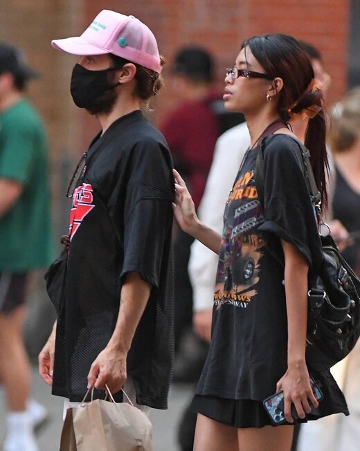 Özündən 24 yaş kiçik qadınla sevgili olması müzakirə yaratdı