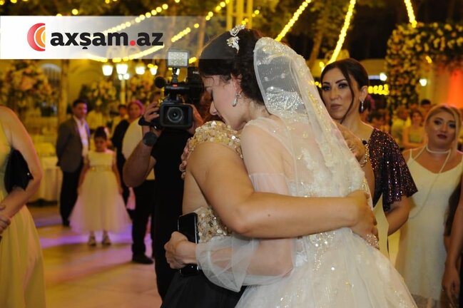 Qızını gəlin köçürən Əməkdar artist kövrəldi - Fotolar