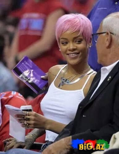 Rihanna saçını çəhrayı rəngə boyadı - FOTO