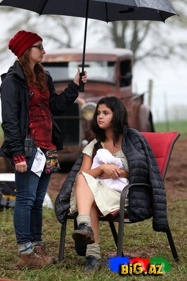 Selena Qomez qucağında uşaqla - FOTO