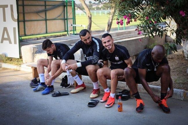 Futbolçumuz mərcdə uduzub, saçlarını boyadı - Fotolar