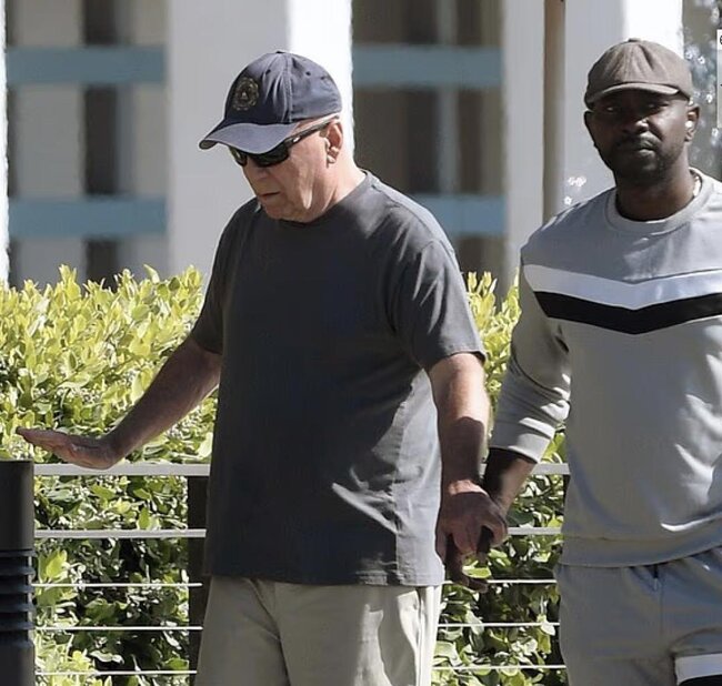 Yerimədiyi deyilirdi, gəzintidə görüntüləndi