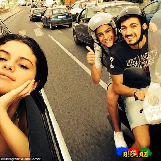 Selena Qomezin italiyalı fanatları ilə selfisi - FOTO