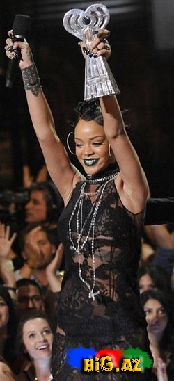 Rihannanın fərqli saç düzümü - FOTO