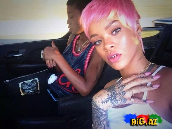 Rihanna saçını çəhrayı rəngə boyadı - FOTO