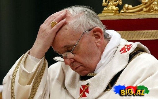 Roma Papasının papağını yel apardı