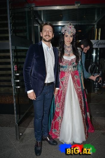 Türkiyəli aktrisanın təmtəraqlı xınayaxdısı- FOTO