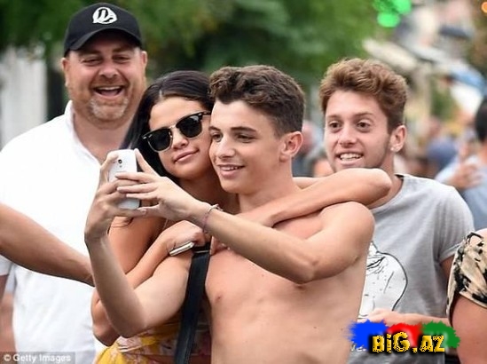 Selena Qomezin italiyalı fanatları ilə selfisi - FOTO