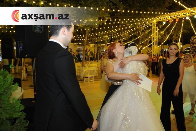 Qızını gəlin köçürən Əməkdar artist kövrəldi - Fotolar