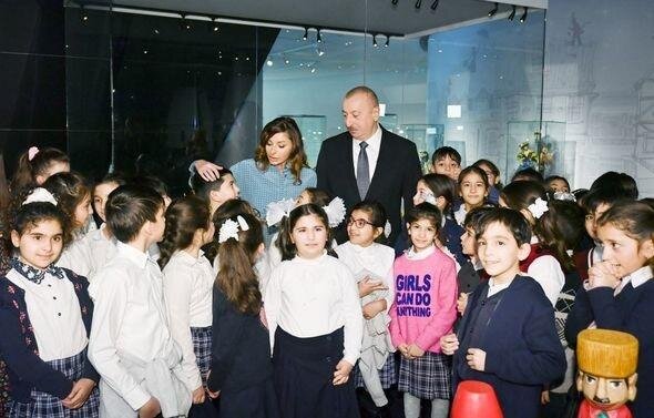 Prezident və xanımı sərgidə - Fotolar