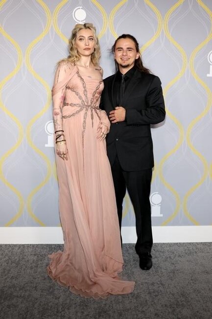 Maykl Ceksonun övladları qalada - FOTO