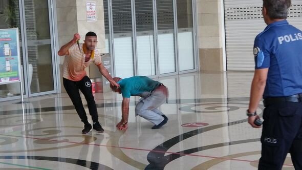 Türkiyədə ofisiant baş aşpazı girov götürüb boğazını kəsdi – FOTO