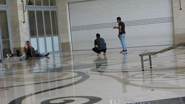 Türkiyədə ofisiant baş aşpazı girov götürüb boğazını kəsdi – FOTO