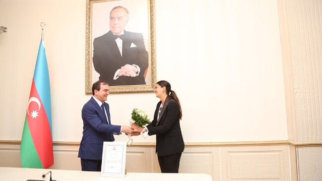 Azərbaycanlı vəzifəli şəxs Fulya Öztürkə GÖRÜN NƏ HƏDİYYƏ ETDİ