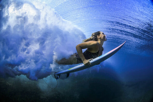 YENİ REKORD: Sörfçü qadın 22 metrdən hündür dalğanı RAM ETDİ - FOTO/VİDEO