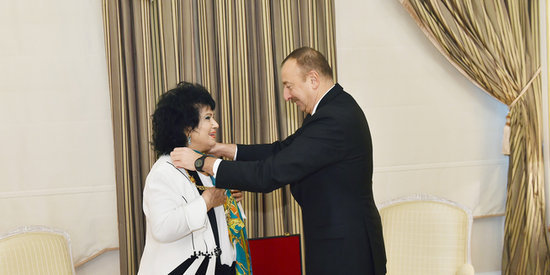 Prezident Zeynəb Xanlarovanı mükafatlandırdı - FOTO