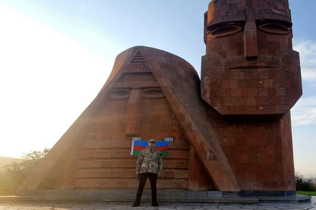 Azərbaycan rəsmisi Xankəndidən FOTOSUNU paylaşdı