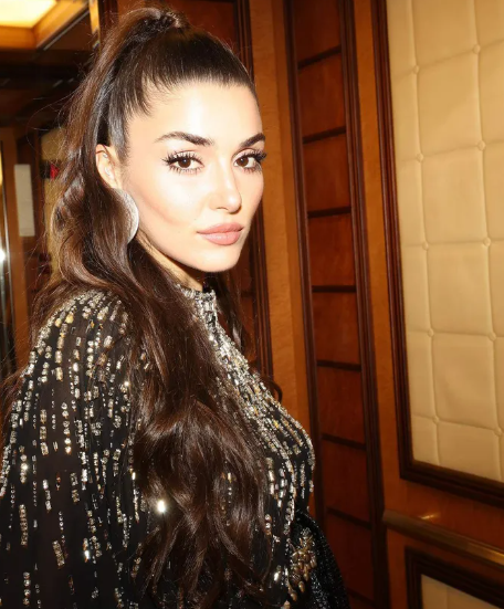 Hande Erçel yenə gündəmdədir: Bu dəfə "Kızılcık Şerbeti"ndəki aktrisaya oxşatdılar - FOTOLAR