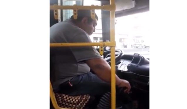 Bakıda avtobus sürücüsü sükan arxasında yuxuladı – Video