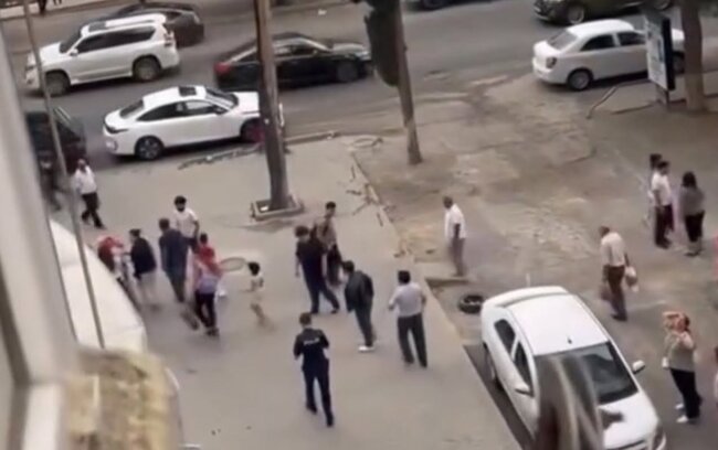 Binanın eyvanından şüşə qopdu, qadının başına düşdü - Video