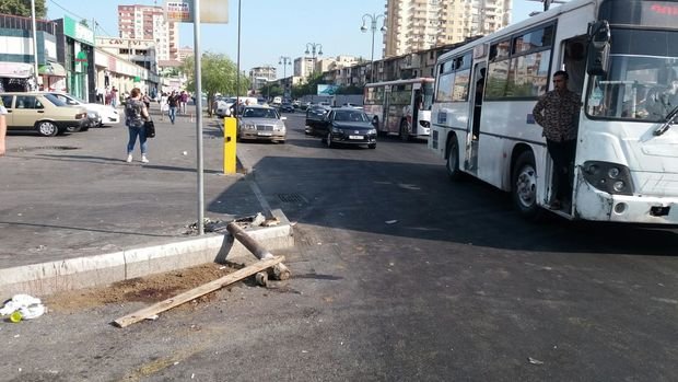 Bakıda AĞIR QƏZA: Avtobus dayanacağa çırpıldı - YARALI VAR - FOTOLAR