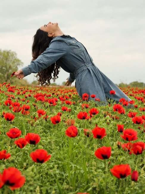 Tülpanları əzən blogerlərə söz atdı - Fotolar