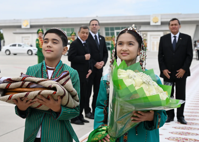 İlham Əliyev Türkmənistana işgüzar səfərə gedib - Foto/Video