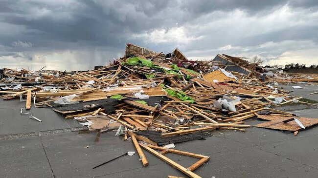 Fransada tornado evlərin damlarını uçurub