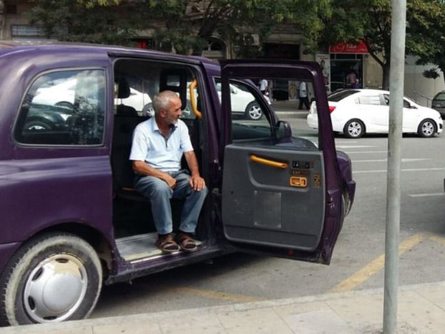 Bir zamanların məşhur azərbaycanlı musiqiçisi indi taksi sürücüsü işləyir - FOTO