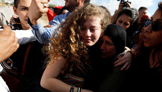 İsrail zabitini vuran fələstinli qız azadlığa çıxdı