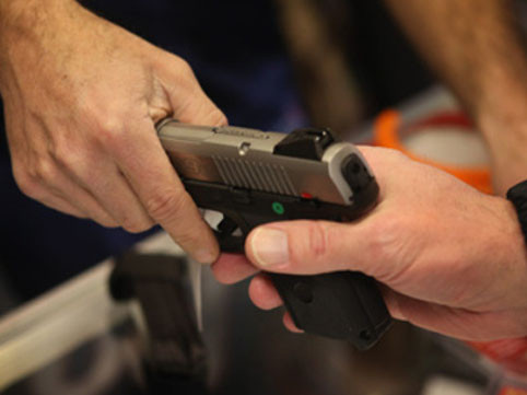 Ağsu sakini Bakıda tapança ilə polis bölməsinə girdi