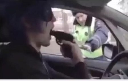 Polis saxladı, sürücü silahını yedi - Video
