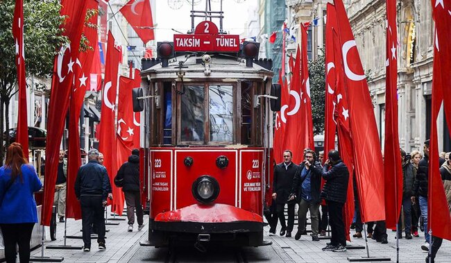 Taksim meydanı türk bayraqlarına büründü