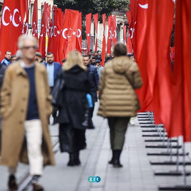Taksim meydanı türk bayraqlarına büründü