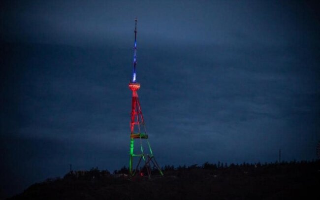 Tbilisi teleqülləsi bayrağımızın rənglərinə boyandı - Fotolar