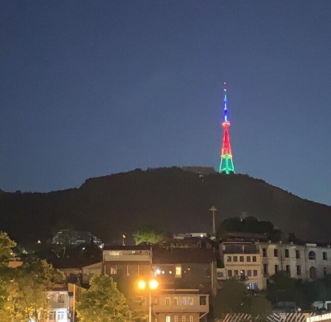 Tbilisi teleqülləsi bayrağımızın rənglərinə boyandı - Fotolar