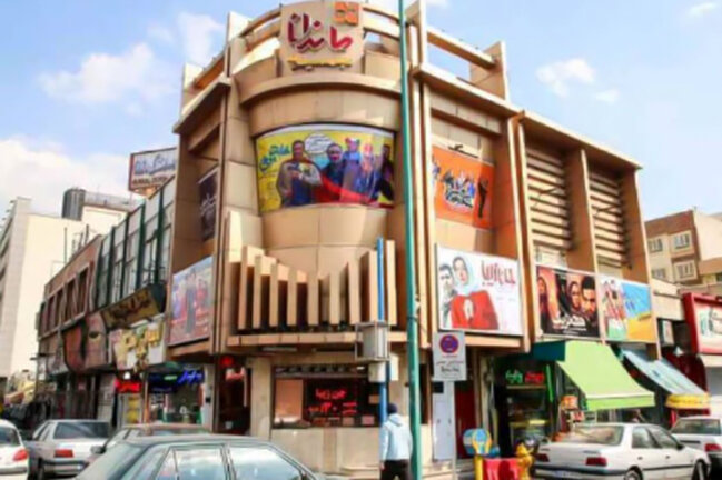 İranda hicaba riayət edilməməsi bəhanəsi ilə məşhur kinoteatr bağlandı