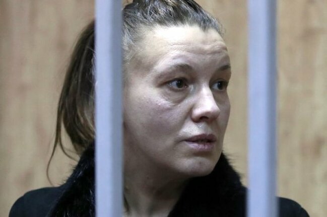 Anası tərəfindən zibilliyə atılan qızın boynundan çıxan hər kəsi ŞOK ETDİ - FOTOLAR