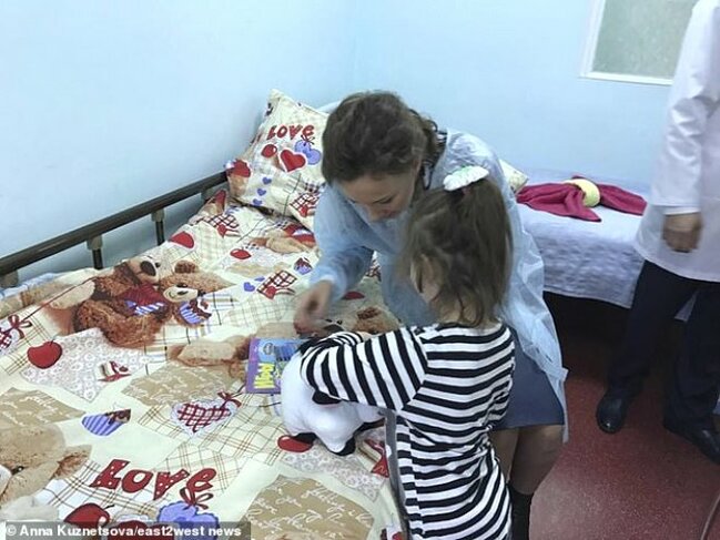 Anası tərəfindən zibilliyə atılan qızın boynundan çıxan hər kəsi ŞOK ETDİ - FOTOLAR