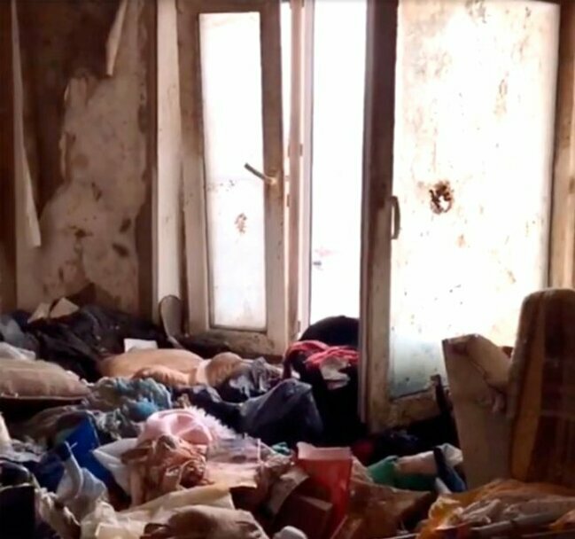 Anası tərəfindən zibilliyə atılan qızın boynundan çıxan hər kəsi ŞOK ETDİ - FOTOLAR