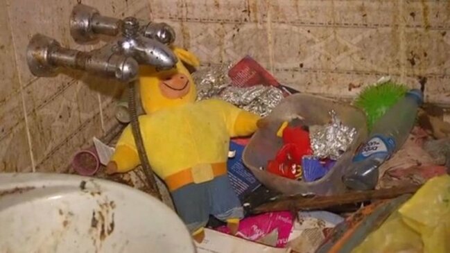 Anası tərəfindən zibilliyə atılan qızın boynundan çıxan hər kəsi ŞOK ETDİ - FOTOLAR