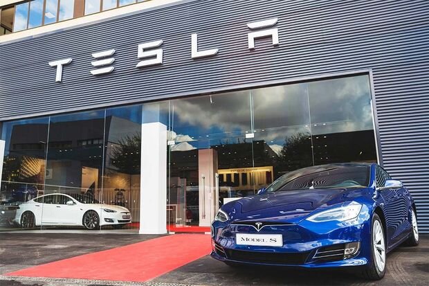 "Tesla"da kütləvi xəta: Elektromobillər sahibləri üçün qapılarını açmır